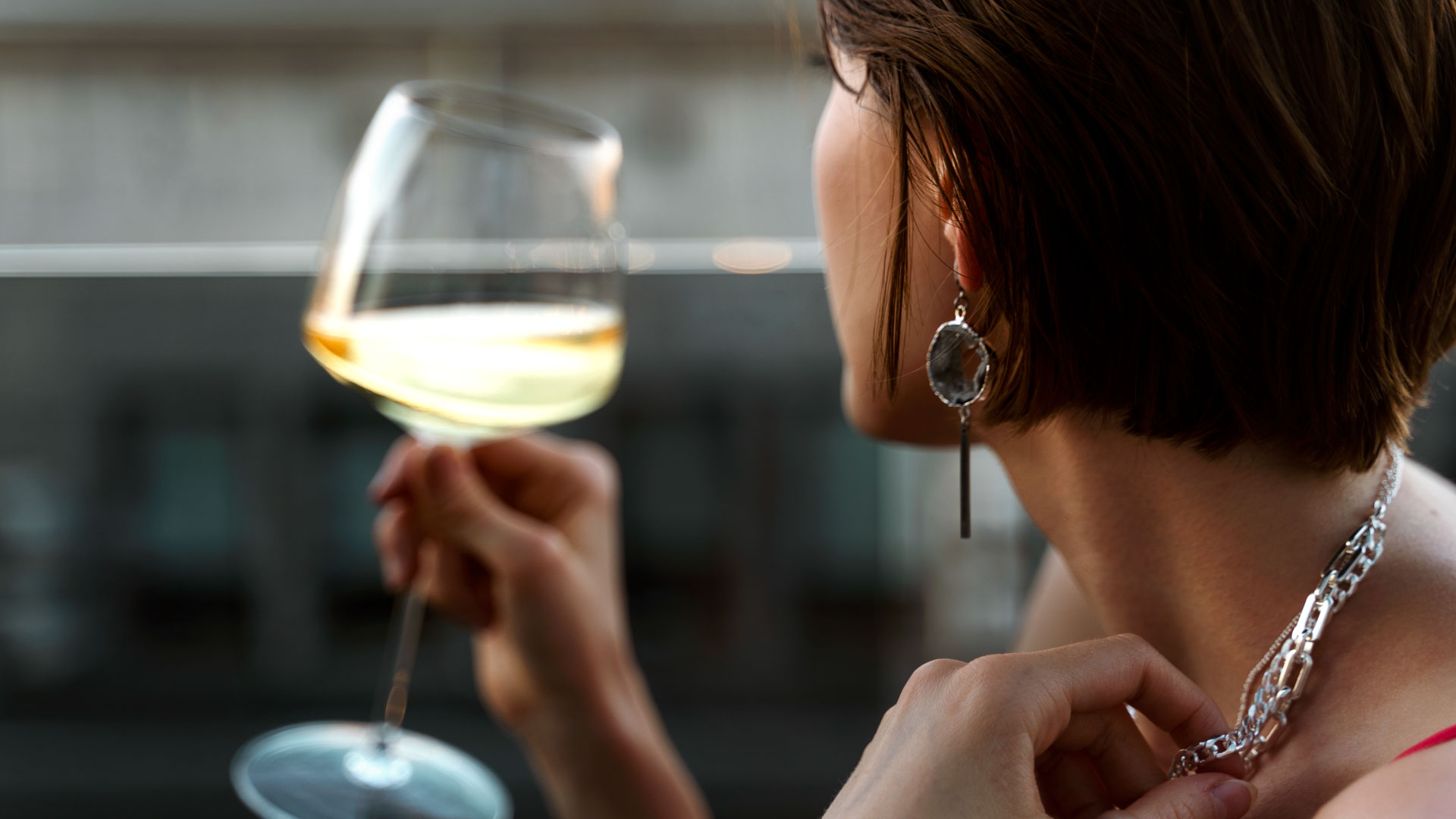 mulher girando taça vinho