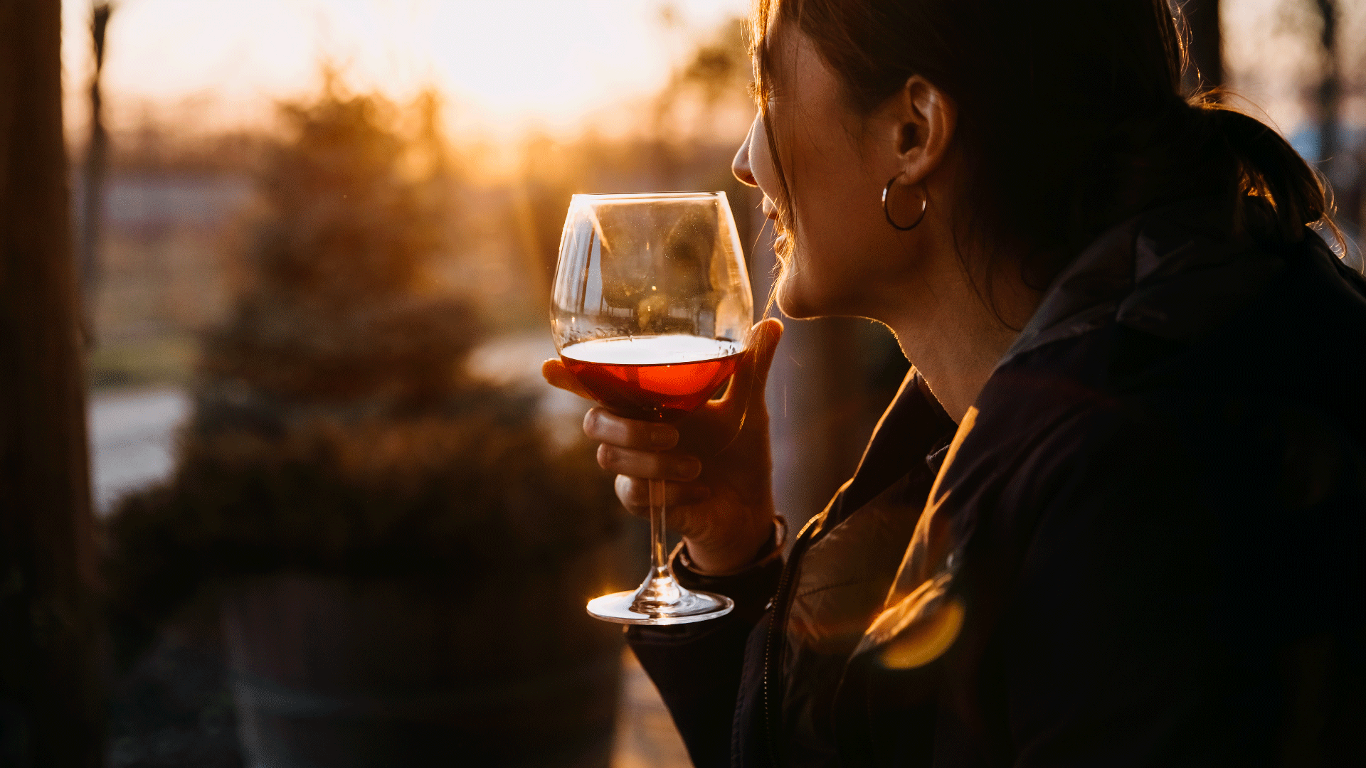 mulher tomando vinho tinto