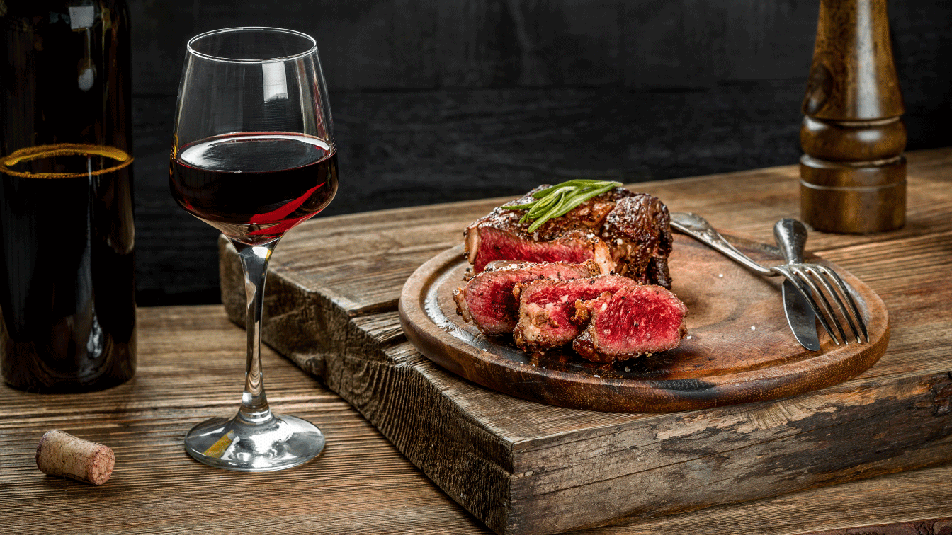 taça de vinho tinto com carne vermelha