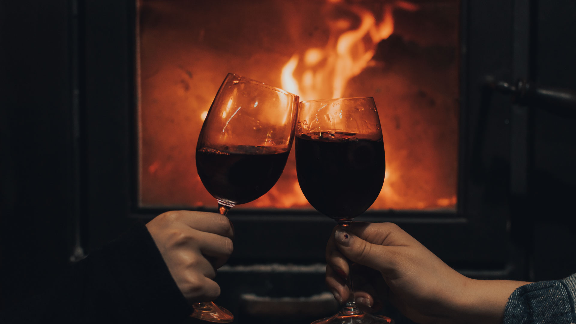 taças de vinho em frente a lareira