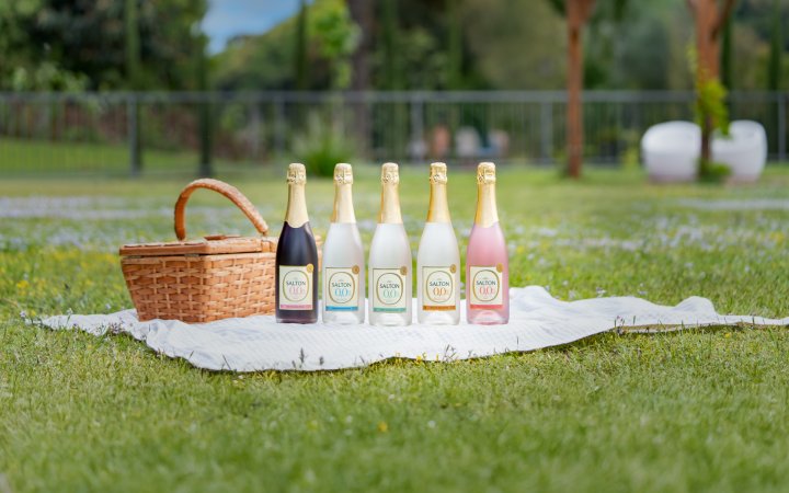 Celebrar é para todos: o novo momento das bebidas zero álcool